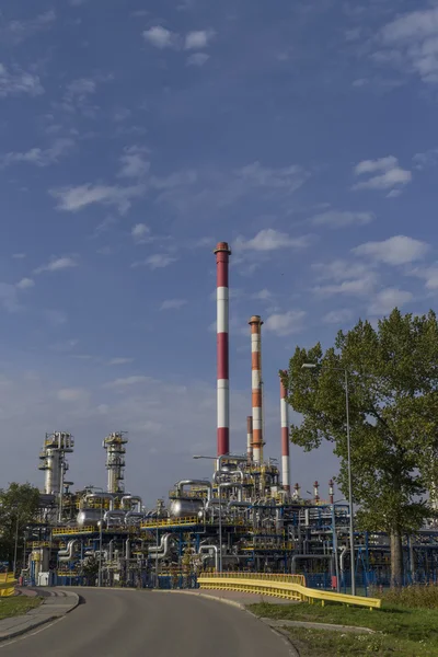 Refinaria de petróleo planta contra o céu azul — Fotografia de Stock