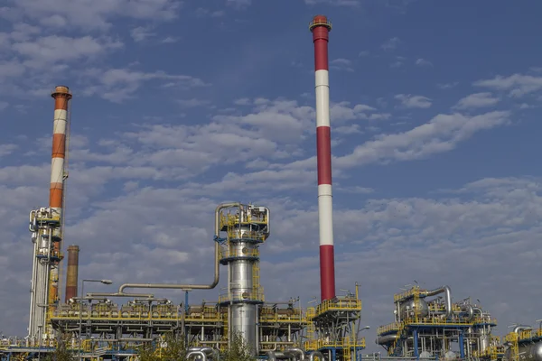 Refinaria de petróleo planta contra o céu azul — Fotografia de Stock