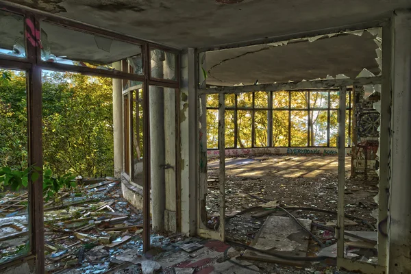 Verwoest, vernietigd de hotel-corridor — Stockfoto