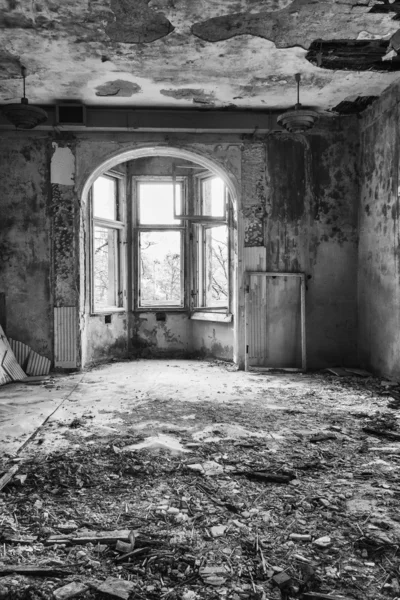 Chambre détruite, abandonnée dans le bâtiment — Photo