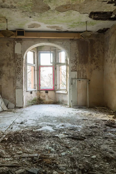 Chambre détruite, abandonnée dans le bâtiment — Photo