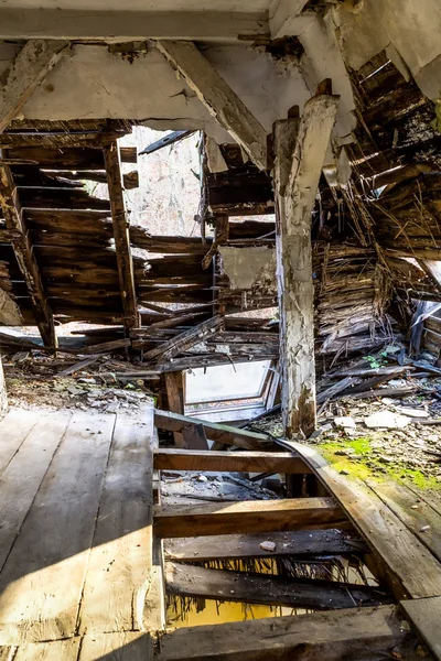 Eingestürzte Decke im Raum — Stockfoto