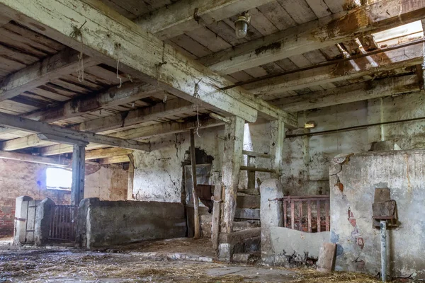 Il vecchio fienile abbandonato — Foto Stock