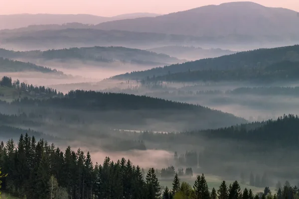 Mist in de bergen bij zonsopgang — Stockfoto