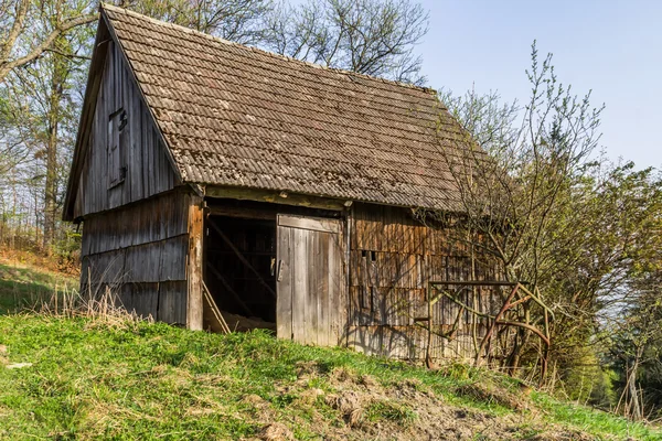 terk edilmiş ahıra mountainbiking