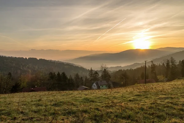 Dağların üzerinden gün doğumu