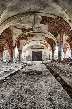 terk edilmiş ahırlar