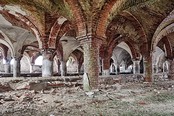 Övergivna medeltida kyrka källare — Stockfoto