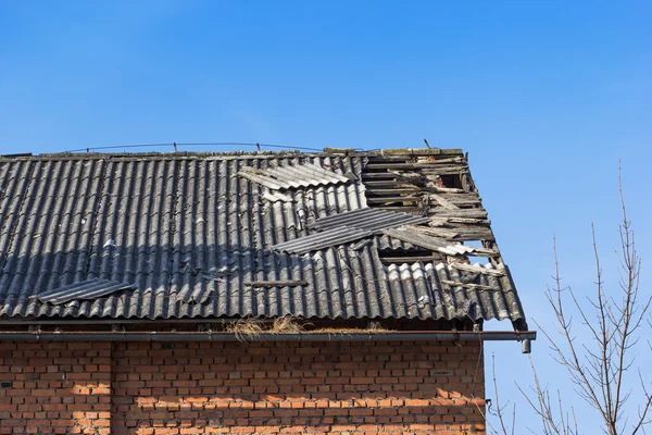 屋根の上の破損したタイル ストック写真