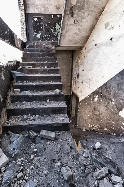 terkedilmiş bir fabrikada merdiven