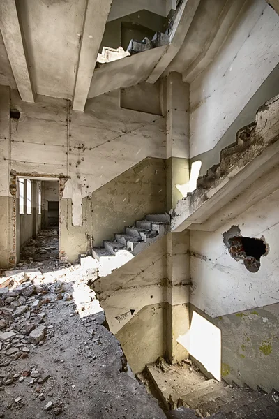 Terkedilmiş bir fabrikada merdiven — Stok fotoğraf