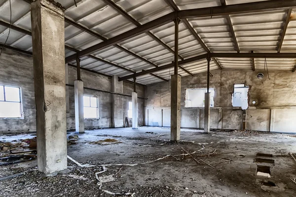 Zerstörte Lagerhalle — Stockfoto