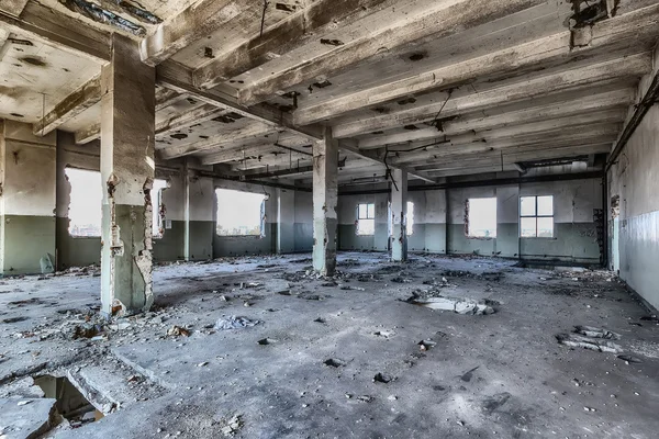 Zerstörte Lagerhalle — Stockfoto