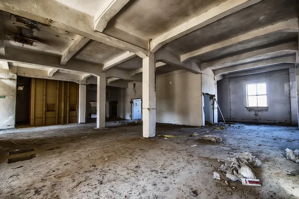 Zerstörte Lagerhalle — Stockfoto