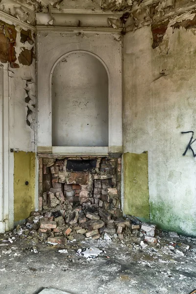 Zerstörtes, verlassenes Haus — Stockfoto