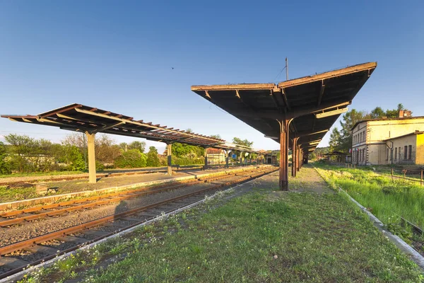 Förstörde järnvägsstation — Stockfoto