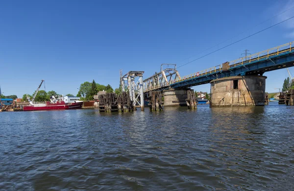 Старый железнодорожный мост — стоковое фото