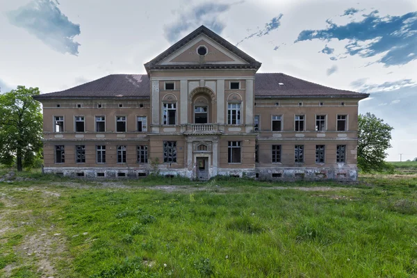 Palácio abandonado — Fotografia de Stock