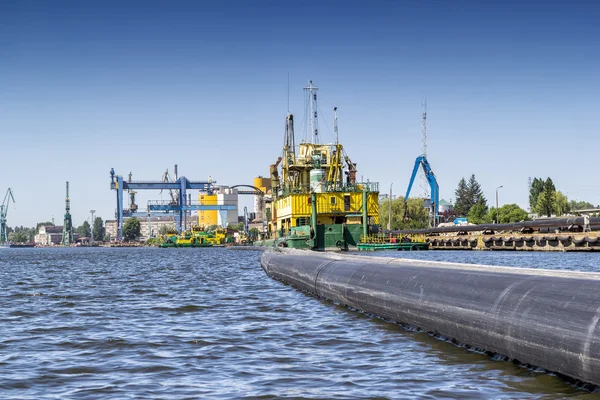 nehir üzerinde boru hattı