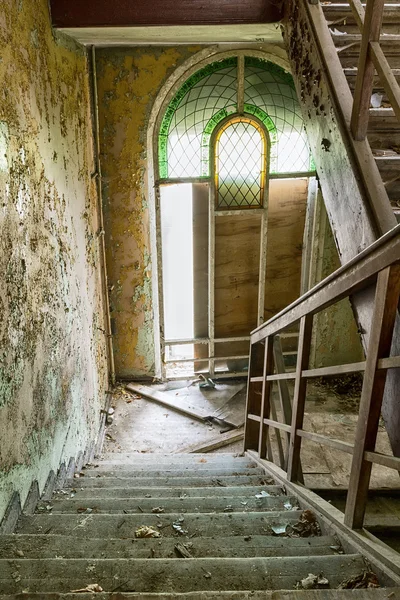 Beschadigde trap in het trappenhuis — Stockfoto