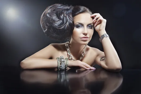 Portret pięknej kobiety brunetka, noszenia biżuterii — Zdjęcie stockowe