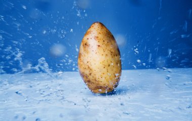 su üzerinde bir patates