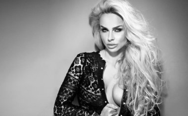 siyah beyaz portre sarışın cur genç güzel kadın