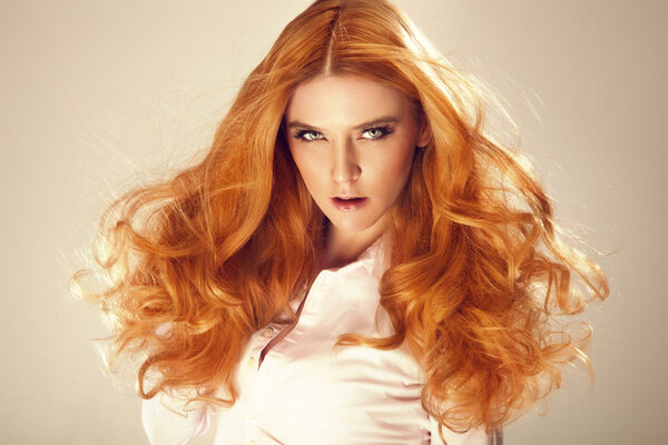 Сексуальная женщина с рыжей головой и фотоаппаратом
.