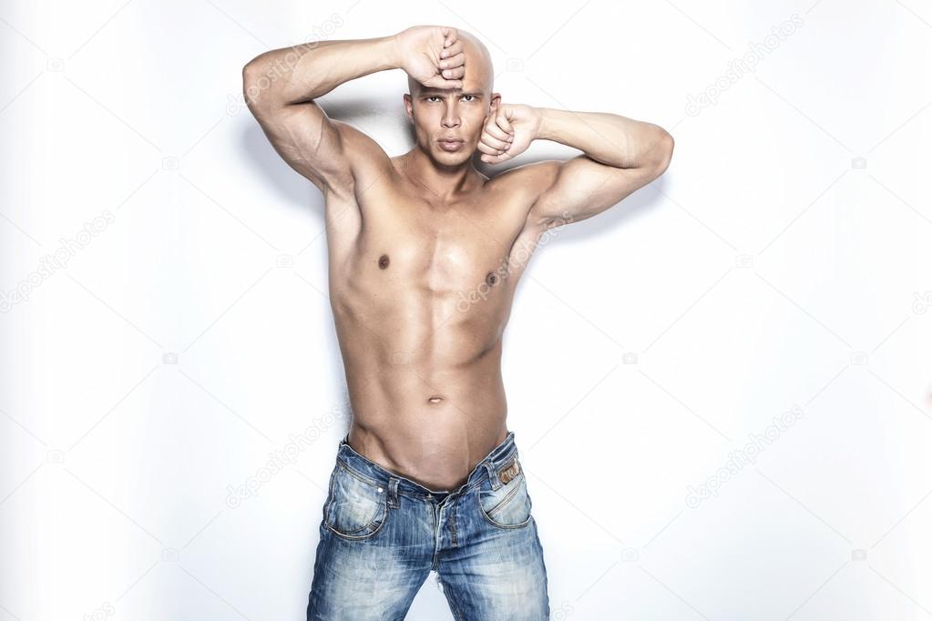lisiy-macho-raspechatal-anus-parnishke-liliputi-s-bolshimi-chlenami-porno