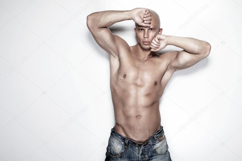 lisiy-macho-raspechatal-anus-parnishke-filmi-dzhina
