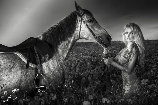 Foto de mulher bonita posando com cavalo . — Fotografia de Stock