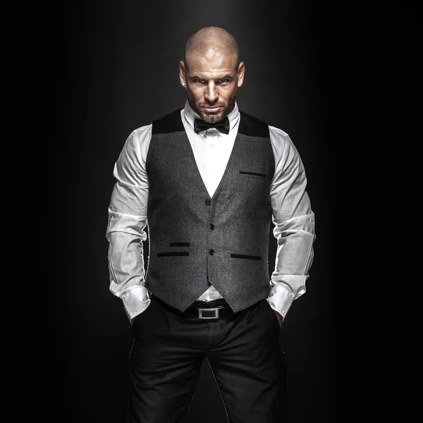 yakışıklı adam poz.