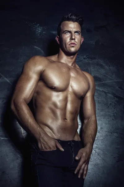 seksi yakışıklı adam poz.