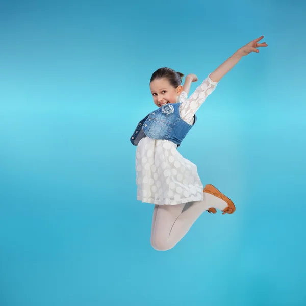 Счастливая маленькая девочка прыгает — стоковое фото