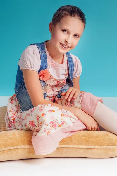 Menina bonita sorrindo . — Fotografia de Stock