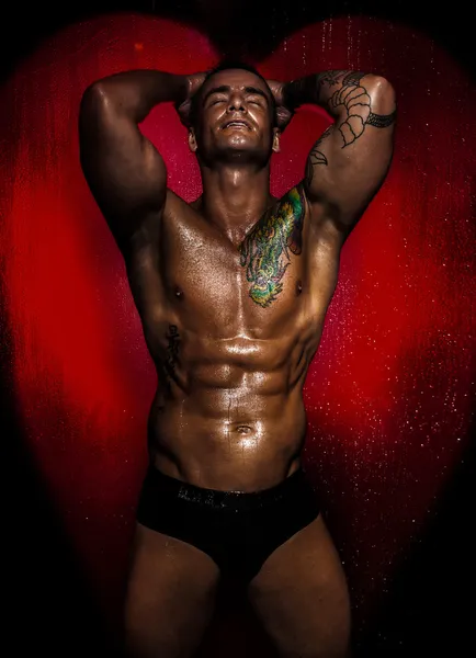 seksi genç adam poz.