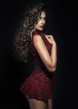 seksi esmer kadın kılığında.