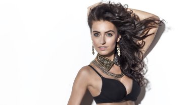 zarif esmer kadın çamaşırlarıyla poz.