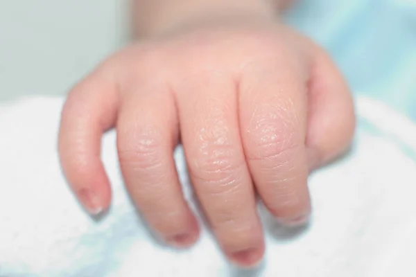 Pasgeboren babys hand — Stockfoto