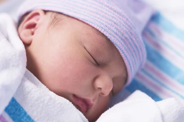 Menino recém-nascido no hospital — Fotografia de Stock
