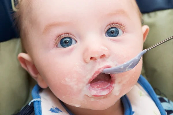 Füttern des Babys — Stockfoto