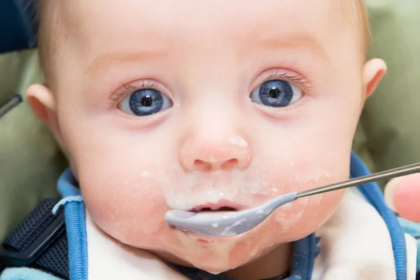 Füttern des Babys — Stockfoto