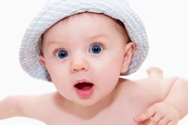 Bebé con ojos azules con sombrero — Foto de Stock