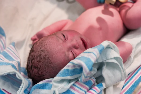Bebê recém-nascido descansando na sala de parto — Fotografia de Stock