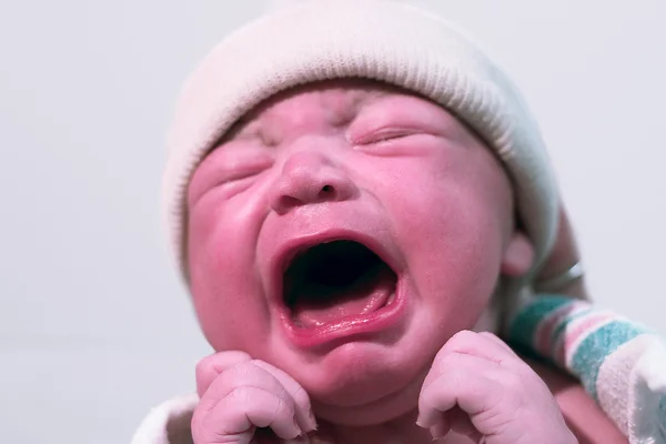 Newborn baby sceraming — Stock Photo, Image