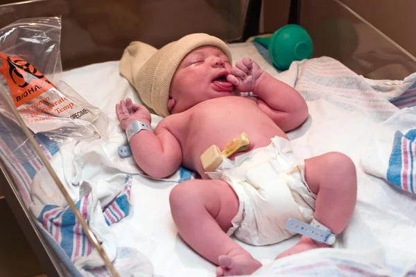 病院で休んでの新生の赤ん坊 — ストック写真