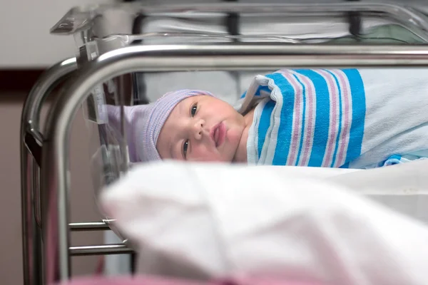 Recién nacido mirando a su alrededor en la habitación del hospital — Foto de Stock