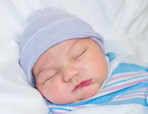 Recém-nascido dormindo no hospital — Fotografia de Stock
