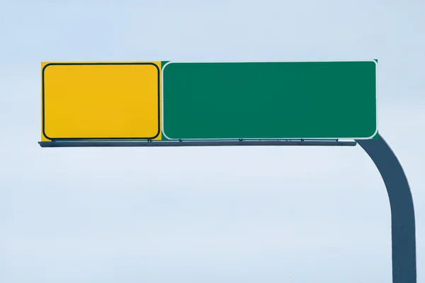 曇りの日に空白高速道路標識 — ストック写真
