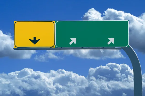 Blank freeway sign in blue cloudy skies — Stock Photo, Image